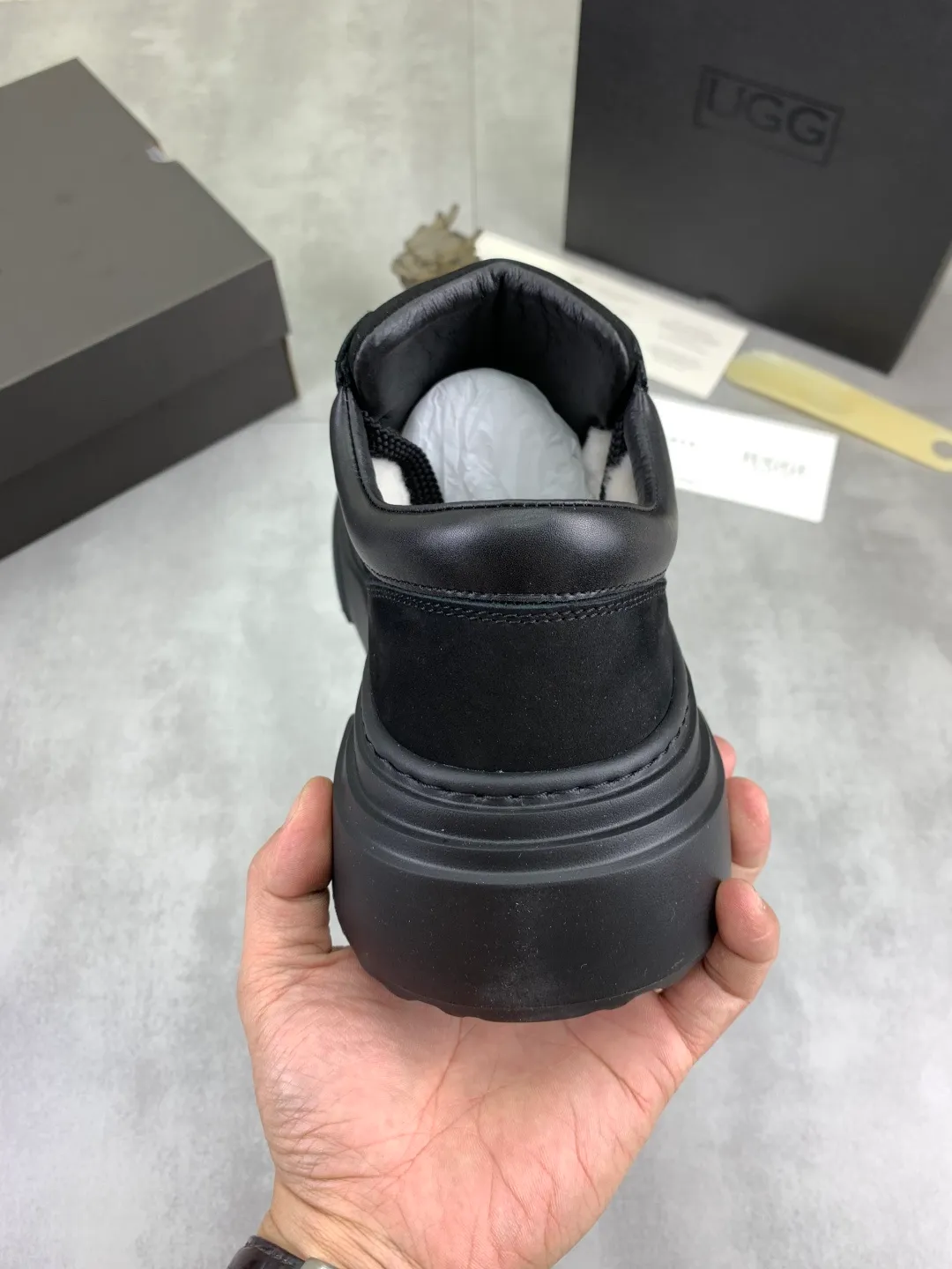 Men's shoes 💰P640 New arrival 🆕🆕🆕 IUGGI men's shoes New winter thick-soled height-increasing sneakers Men's retro genuine leather casual shoes Full cowhide Wool lining Velvet warm Martin boots Thick-soled heightening lace-up casual and comfortable short boots Accent style ~ low-cut shoes Men's toe-layer cowhide high-end Martin boots Thick-soled heightening large-toe sneakers Size number: 39-44 Two colors